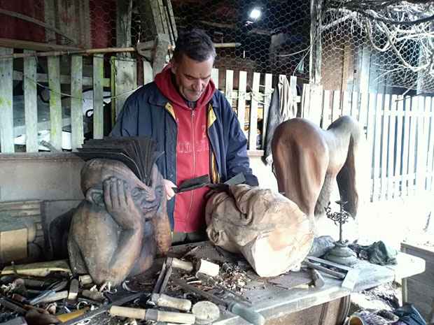 Људскост нежним длетом сачувана, док ради пази да дрво и камен не повреди: Драган Јовићевић Мацола ствара необичне, вредне скулптуре